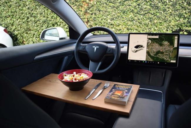 Exterieur_ma-tesla-je-l-aime-tellement-que-je-travaille-dedans_1