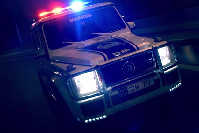 Police de dubai des vehicules de police en balade nocturne 