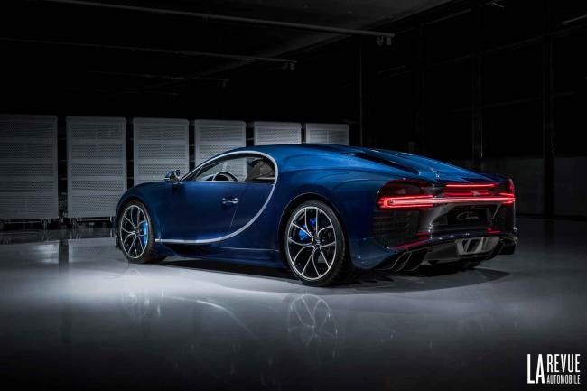 Bugatti chiron en carbone apparent bleu royal 
