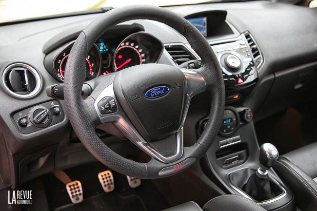 Interieur_Ford-Fiesta-ST-2015_25