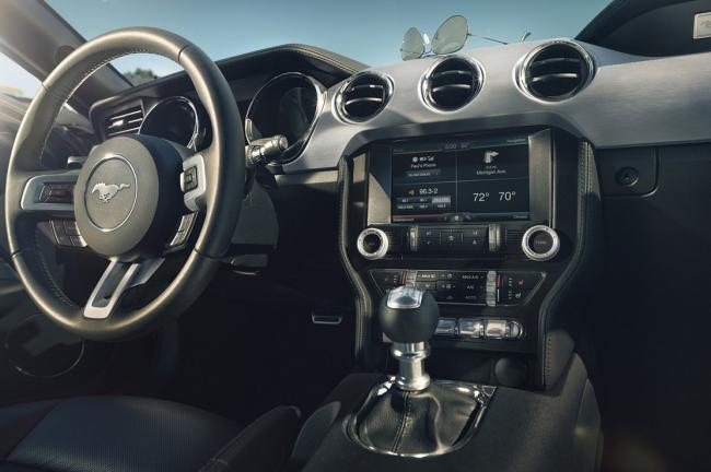 Interieur_Ford-Mustang-2015_13