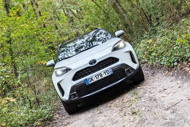 Essai Toyota Yaris Cross Trail : le SUV urbain hybride à tout faire… ?