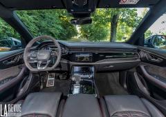 Interieur_essai-comparatif-entre-l-audi-rs-q8-et-la-bmw-i8-roadster-hybride-le-match-des-oranges_0