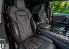 Interieur_essai-comparatif-entre-l-audi-rs-q8-et-la-bmw-i8-roadster-hybride-le-match-des-oranges_1