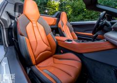 Interieur_essai-comparatif-entre-l-audi-rs-q8-et-la-bmw-i8-roadster-hybride-le-match-des-oranges_3