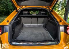 Interieur_essai-comparatif-entre-l-audi-rs-q8-et-la-bmw-i8-roadster-hybride-le-match-des-oranges_4