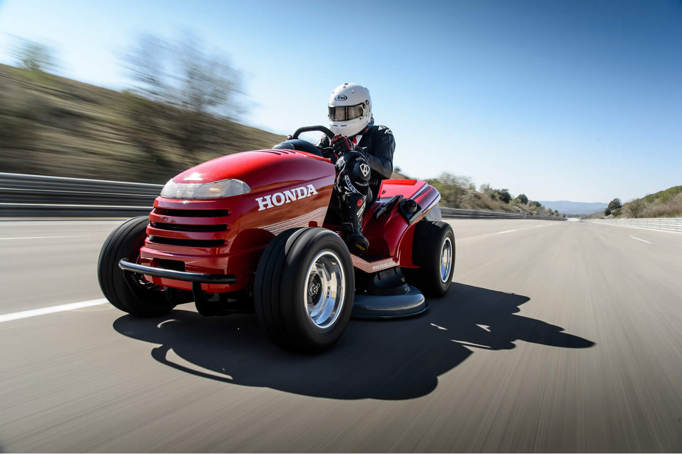 Image principale de l'actu: Honda pulverise le record du monde de vitesse en tondeuse 