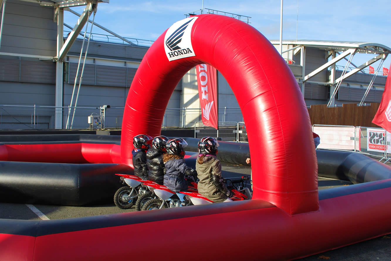 Salon de la moto les enfants sur le circuit honda 