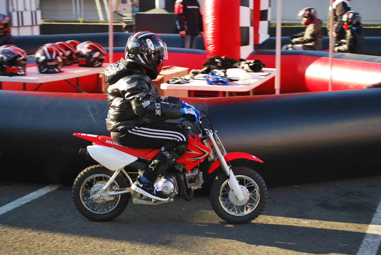 Salon de la moto les enfants sur le circuit honda 