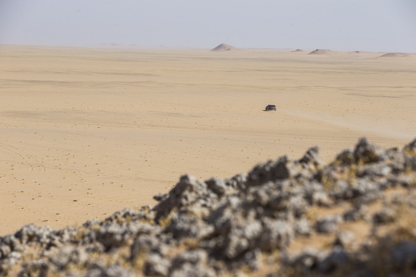 Le range rover sport elu roi du desert 