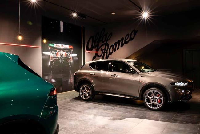 Exterieur_alfa-romeo-pose-sa-tonale-a-milan-dans-son-flagship-store_1