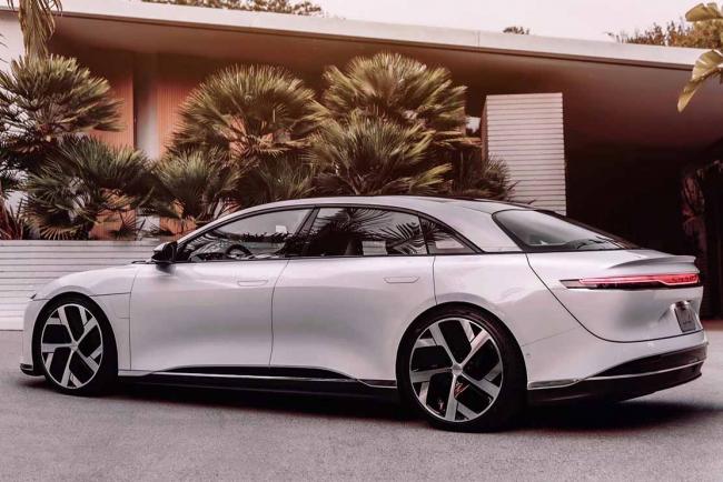 Exterieur_avec-832-km-d-autonomie-lucid-air-se-place-devant-tesla_1