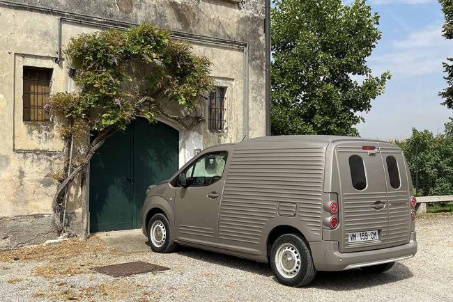 Exterieur_berlingo-2cv-fourgonnette-le-charme-de-la-deudeuche-agit-toujours_1