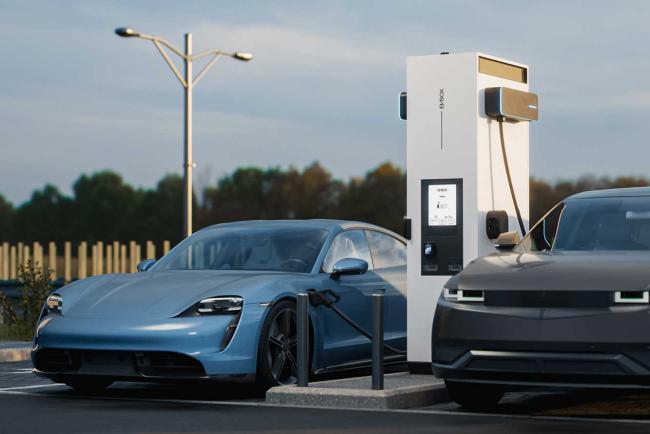 Exterieur_borne-recharge-rapide-c-est-400-kw-a-toulouse-avec-l-evbox-troniq-high-power_0