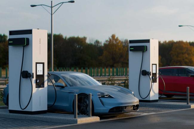 Exterieur_borne-recharge-rapide-c-est-400-kw-a-toulouse-avec-l-evbox-troniq-high-power_1