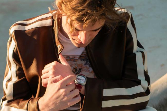 Exterieur_chapal-x-kelton-le-cuir-cause-a-l-acier-pour-une-montre-pas-comme-les-autres_2