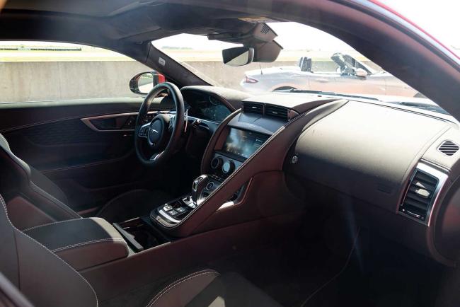 Interieur_essai-comparatif-jaguar-f-type-vs-mazda-mx-5-le-choix-du-coeur_0