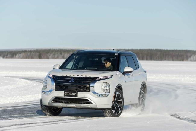 Exterieur_essai-mitsubishi-outlander-phev-2024-bien-en-glace_1