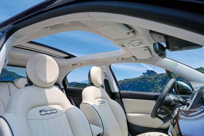 Interieur_fiat-500x-yachting-la-capote-et-le-soleil_0