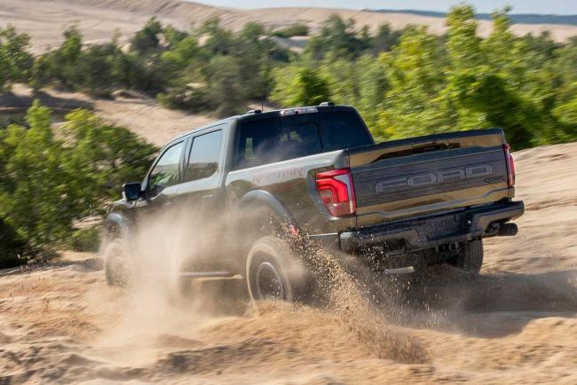 Exterieur_ford-f-150-raptor-r-vs-ram-1500-trx-la-bataille-des-titans-americains_1