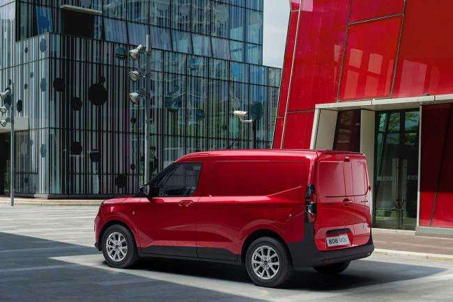 Exterieur_ford-transit-courier-2024-25-de-volume-et-une-charge-utile-plus-elevee_1