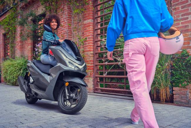 Exterieur_honda-pcx125-2025-et-si-le-roi-du-bitume-urbain-n-avait-plus-rien-a-prouver_1
