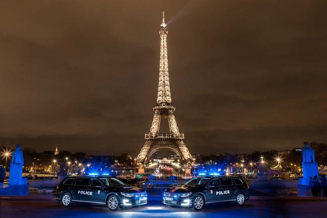 Exterieur_la-prefecture-de-police-de-paris-s-equipe-en-volkswagen-electrique-et-hybride_1
