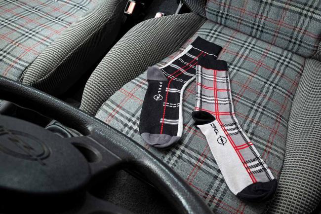 Exterieur_les-annees-80-jusqu-au-bout-des-chaussettes-tartan-avec-opel_1