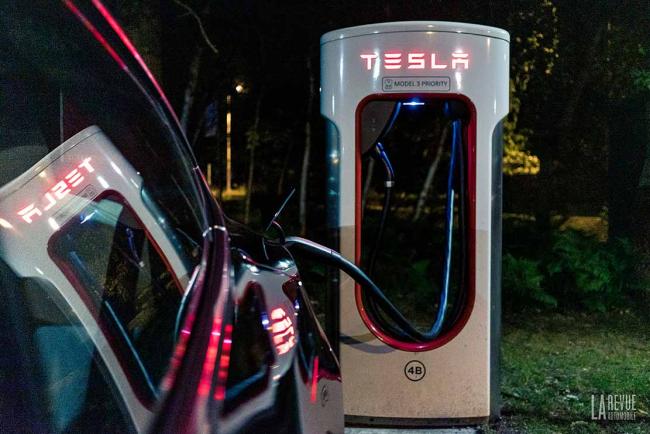 Exterieur_les-superchargeurs-tesla-ouvert-a-tous_0