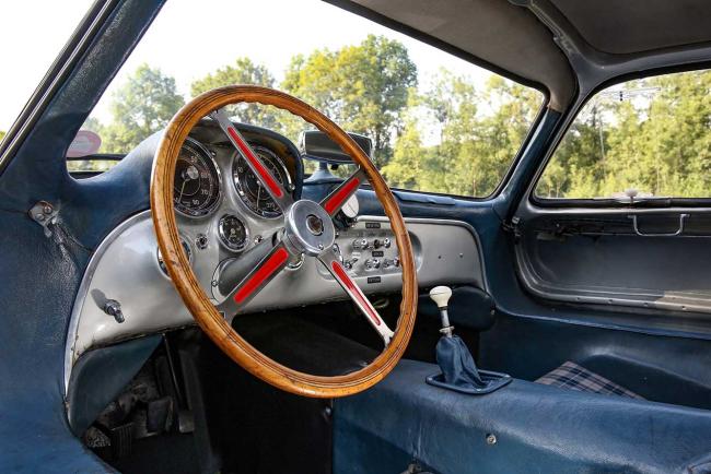 Exterieur_mercedes-300-sl-la-beaute-de-retromobile-2024_2