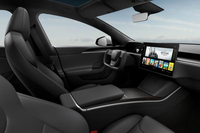 Nouvelle Tesla Model S : une marche arrière sans action du conducteur ?