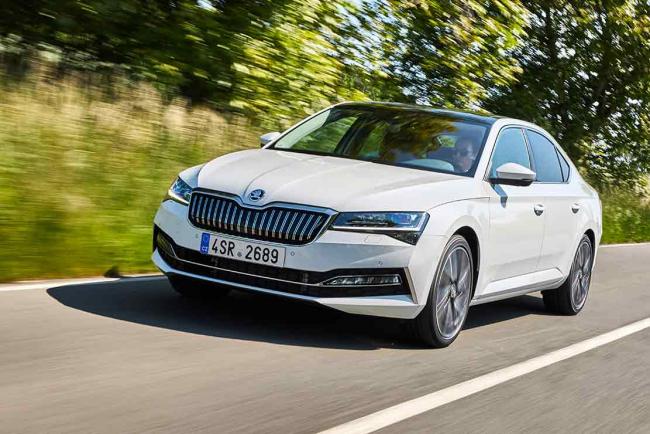 Exterieur_on-connait-les-prix-de-la-skoda-superb-iv-la-version-hybride_2