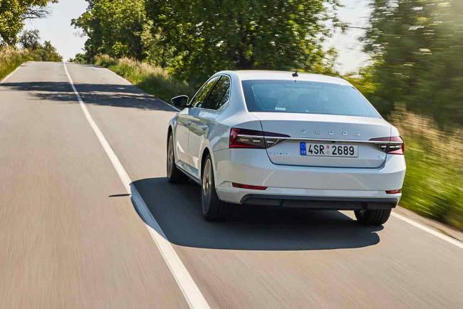 Exterieur_on-connait-les-prix-de-la-skoda-superb-iv-la-version-hybride_3