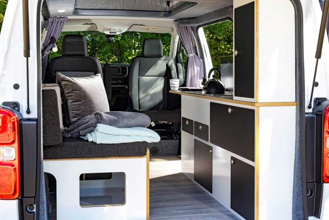 Interieur_opel-alpincamper-vivaro-le-vivaro-devient-un-camping-car-pour-4-ou-2_0