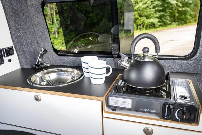 Interieur_opel-alpincamper-vivaro-le-vivaro-devient-un-camping-car-pour-4-ou-2_1