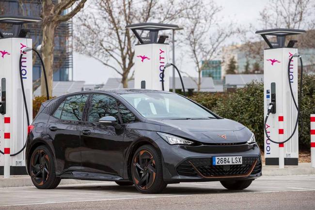 Exterieur_plug-charge-disponible-sur-cupra-born_1