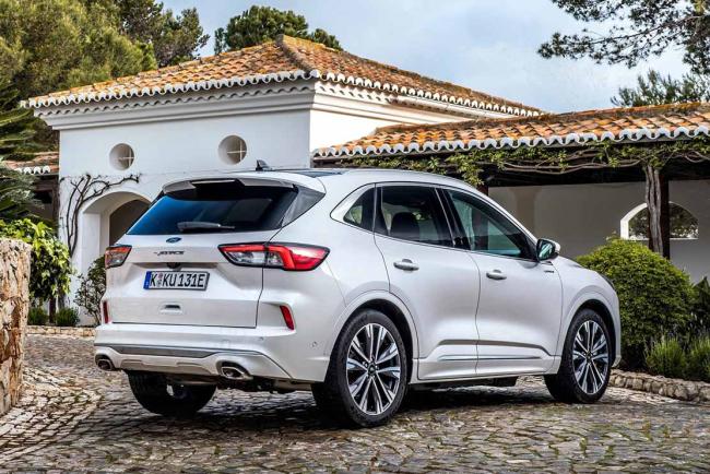 Exterieur_quel-suv-compact-choisir-la-reference-en-2023-est-ford-kuga-e85_1