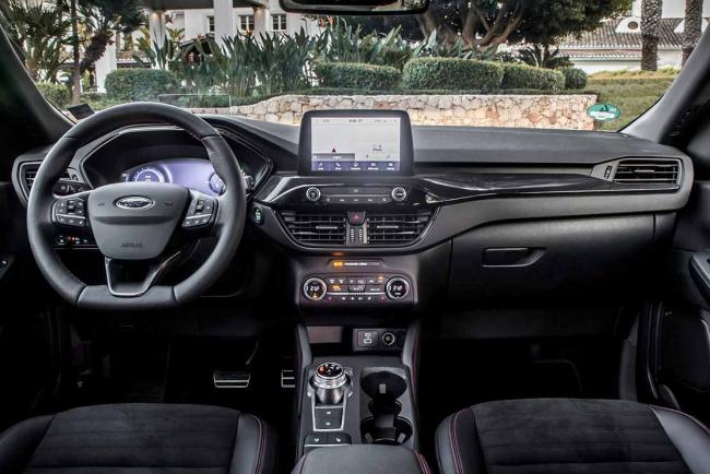 Interieur_quel-suv-compact-choisir-la-reference-en-2023-est-ford-kuga-e85_0