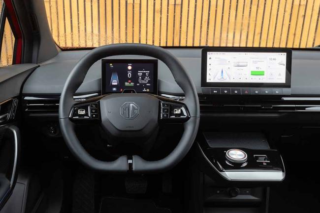 Interieur_quelle-berline-compacte-electrique-choisir-la-reference-2023-est_0