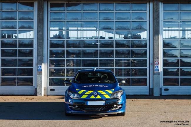 Exterieur_rappel-pour-les-alpine-a110-pure-de-la-gendarmerie-en-attendant-la-gts_3