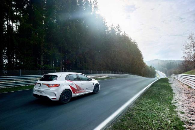 Exterieur_renault-megane-rs-trophy-r-elle-reprend-son-record-au-nuerburgring_2