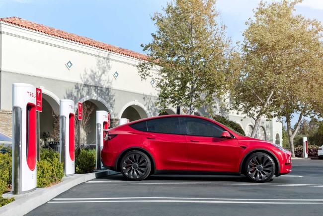 Exterieur_supercharger-v4-tesla-est-bien-le-plus-fort-la-recharge-passe-a-600-kw_1