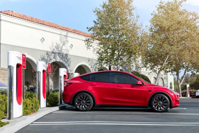 Exterieur_supercharger-v4-tesla-est-bien-le-plus-fort-la-recharge-passe-a-600-kw_1