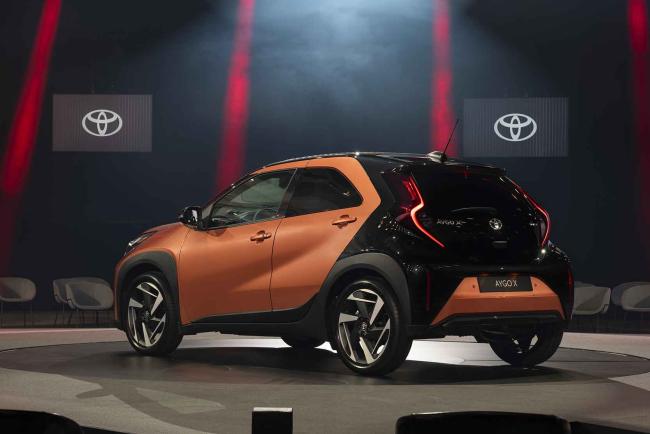 Exterieur_toyota-aygo-x-hybride-le-bouchon-qui-se-faufile_2