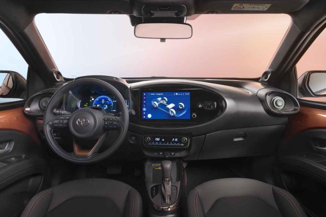 Interieur_toyota-aygo-x-hybride-le-bouchon-qui-se-faufile_0