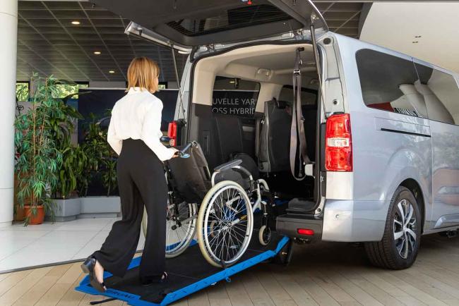 Exterieur_toyota-proace-tpmr-le-fauteuil-roulant-prend-un-virage-inattendu_1