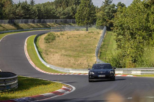 Exterieur_un-nouveau-record-pour-la-porsche-taycan-au-nuerburgring_1