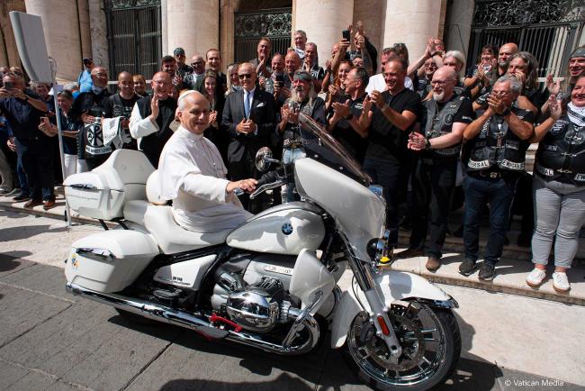 Exterieur_une-bmw-r-18-transcontinental-benie-par-le-pape-et-bientot-aux-encheres_0