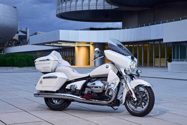 Exterieur_une-bmw-r-18-transcontinental-benie-par-le-pape-et-bientot-aux-encheres_1