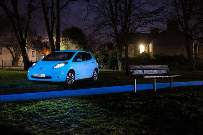 Une nissan leaf qui brille la nuit 